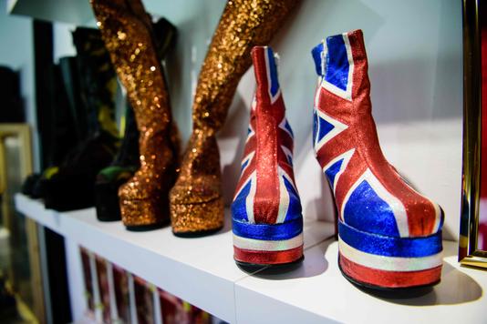 LÉON NEAL / AFP Les chaussures iconiques des Spice Girls étaient exposées lors d’un événement organisé par Ikea à Londres, en janvier 2016.