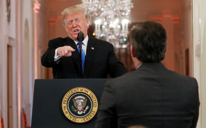 Le président américain Donald Trump désigne le journaliste de CNN Jim Acosta : « You are fake news », lui a-t-il lancé durant une conférence de presse à la Maison Blanche, le 7 novembre 2018.