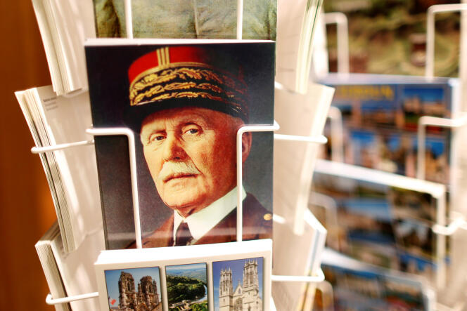 Des cartes postales avec le portrait de Philippe Pétain, en vente à l’ossuaire de Douaumont en 2014.