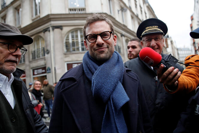 L’écrivain Nicolas Mathieu arrive au restaurant Drouant après avoir reçu le prix Goncourt, à Paris, le 7 novembre.