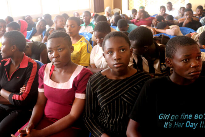 Les 78 élèves après leur libération à Bamenda, au Cameroun, le 7 novembre.