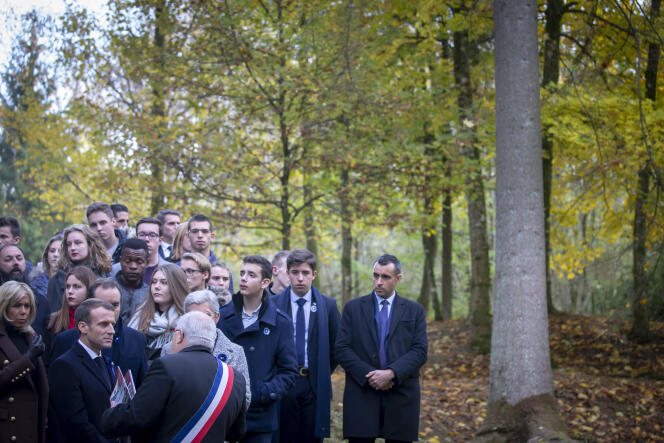 Troisième jour de la semaine d'itinérance mémorielle de l'Armistice de la guerre 14-18, d'Emmanuel Macron. Visite du village de Fleury-devant-Douaumont avec des élèves des lycées de Verdun et Brigitte Macron, le 6 novembre.
