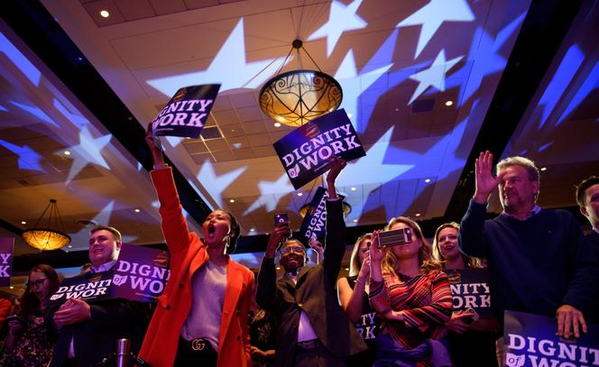 Les supporteurs du sénateur démocrate Sherrod Brown fêtent sa victoire face au candidat républicain, à Columbus (Ohio), le 6 novembre.