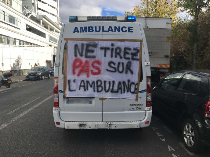 Pendant la manifestation des ambulanciers, devant l'Hôpital européen Georges-Pompidou, à Paris, le 6 novembre.