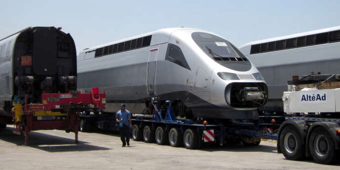 Un TGV produit par Alstom est livré au port de Tanger, au Maroc, le 30 juin 2015.