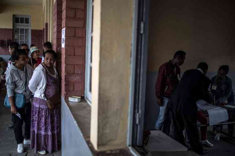 A Antananarivo, le 7 novembre. A la mi-journée, le taux de participation était de 40 % dans la capitale Antananarivo et de 68 % à Toliara (sud-ouest), la troisième ville du pays, a annoncé le ministre de l’intérieur Tianarivelo Razafimahefa, ajoutant qu’aucun incident n’avait été, pour l’instant, signalé.