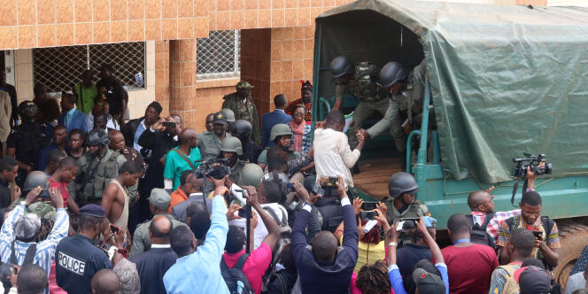 Les élèves libérés montent dans un camion des gendarmes à Bamenda, Cameroun, le 7 novembre.