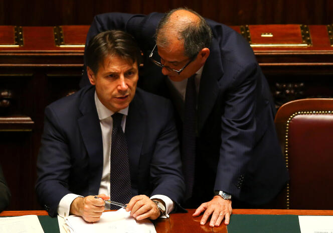 Le premier ministre italien, Giuseppe Conte, et son ministre de l’économie, Giovanni Tria, au Parlement, à Rome, le 6 juin.