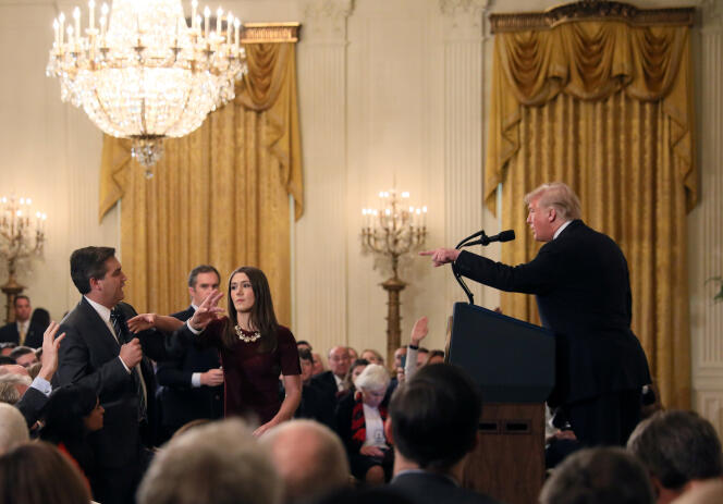 La stagiaire de la Maison Blanche tente de récupérer le micro des mains de Jim Acosta lors de la conférence de presse du président Trump, le 7 novembre.