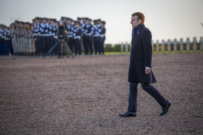 Emmanuel Macron à Albain-Saint-Nazaire (Pas-de-Calais), au cinquième jour de sa semaine d'itinérance mémorielle, le 8 novembre.