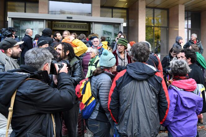 La foule attend aux abords du palais de justice de Gap, où sept prévenus sont jugés pour aide illégale aux migrants, le 8 novembre 2018.