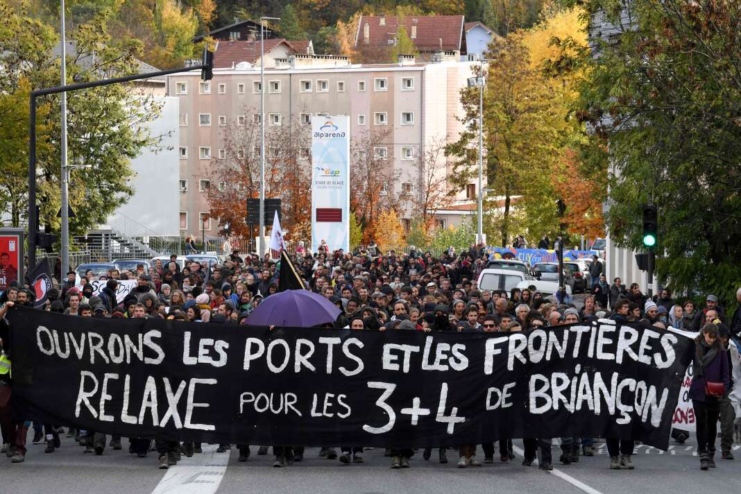 Manifestation de soutien aux sept prévenus accusés d’avoir « aidé » des migrants, à Gap (Hautes-Alpes), le 8 novembre.
