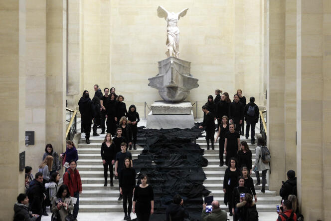 Des manifestants écologistes protestent contre le partenariat entre le Louvre et Total, en mars 2017.