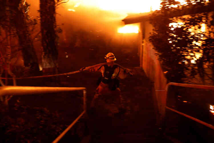 Un pompier tente de maîtriser le feu à Paradise.