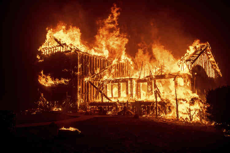 Dans la seule ville de Paradise, les pompiers estiment déjà que plus d’un millier d’habitations sont parties en flammes.