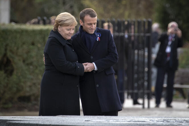 Emmanuel Macron, président de la République, et Angela Merkel, chancelière de la République fédérale d’Allemagne, participent à une cérémonie à l'occasion du centenaire de l'armistice du 11 novembre 1918 à la Clairière de l’armistice à Compiègne, samedi 10 novembre 2018.