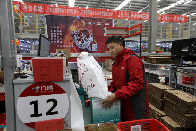 Un employé prépare les commandes au centre de logistique de la plate-forme de vente en ligne JD.com de Langfang (Chine), en novembre 2015.