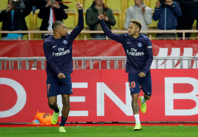 Les joueurs du PSG Neymar et Kylian Mbappé lors d’un match de Ligue 1 contre l’AS Monaco, le 11 novembre 2018.
