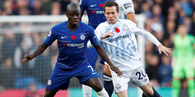 N’Golo Kanté portant le maillot de son club, Chelsea, lors d’un match contre Everton, le 11 novembre 2018.