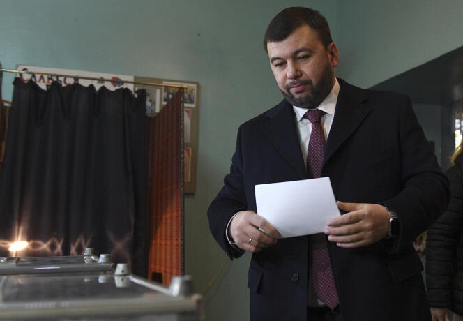 Dirigeant de la République populaire de Donetsk, Denis Pouchiline dépose son bulletin de vote, dans un bureau de Donetsk, le 11 novembre.