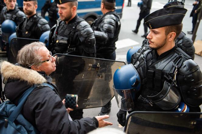 Un manifestant face à un gendarme mobile, le 12 novembre 2018, à Paris.