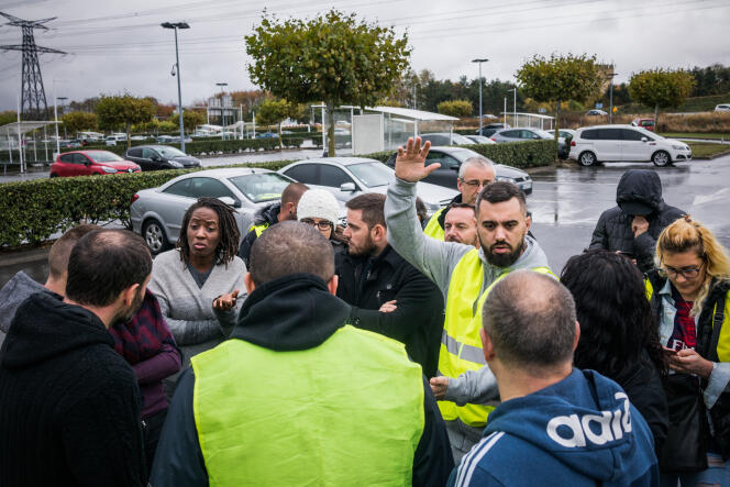 Des « gilets jaunes » se sont rassemblés sur le parking d’un hypermarché, à Collégien, en Seine-et-Marne, le 10 novembre.