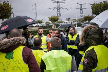Rassemblement de « gilets jaunes » sur le parking du Carrefour de Torcy, le 10 novembre 2018.