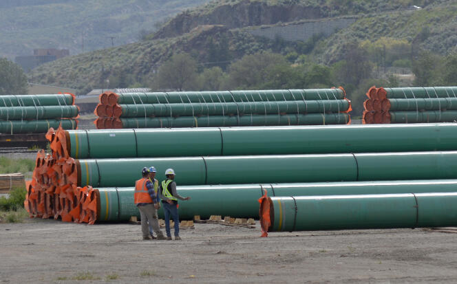 Des ouvriers inspectent des tuyaux d’acier utilisés dans la construction de l’oléoduc du projet d’agrandissement Trans Mountain, à Kamloops, en Colombie-Britannique, au Canada, le 29 mai.