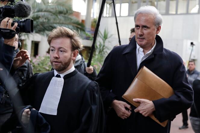 Le maire  de Draveil, (Essonne) Georges Tron (à droite),  au tribunal de Bobigny, le 23 octobre.