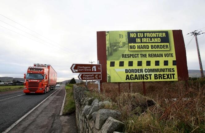 Une affiche contre le Brexit, entre Newry (Irlande du Nord) et Dundalk (République d’Irlande), le 1er décembre 2017.