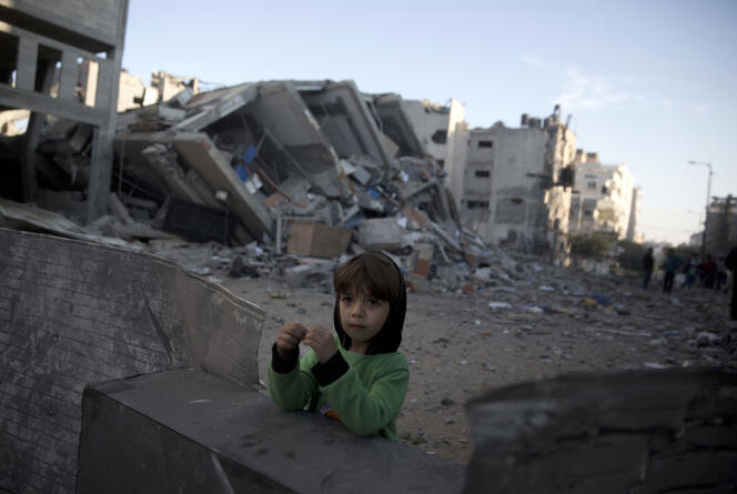 Devant le bâtiment de la télévision Al-Aqsa détruit par une frappe d’Israël, à Gaza, le 13 novembre.