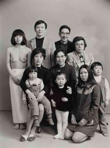 De gauche à droite et de haut en bas. Une actrice, Toshitero, le frère du photographe, son père Sukeso ; son beau-frère Hisashi ; sa belle-sœur Akiko avec Manabu, le fils de sa sœur ; sa mère Mitsue avec Kyoko, la fille de son frère ; sa sœur Kanako avec sa fille Miyako ; le fils de son frère Takuya (1972).