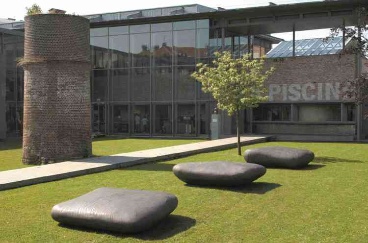 Transformé en 2001 par l’architecte Jean-Paul Philippon, le musée est installé sur deux sites : une ancienne piscine et l’usine de tissage Hannart-Frères. Le visiteur traverse le jardin Thérèse Constans, avant d’accéder au hall.
