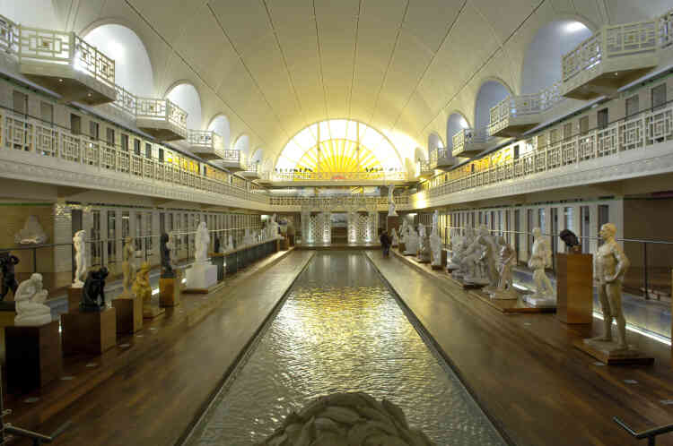 Le bassin de la piscine de Roubaix a été transformé en une galerie de sculptures. L’étroit bassin d’eau, dans lequel se reflètent les lumières et les œuvres, est un rappel de l’ancien bassin olympique, de 50 m de long sur 12 m de large.