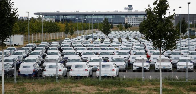 De nouvelles voitures Volkswagen en attente d’homologation à l’aéroport Willy-Brandt de Berlin-Brandebourg (en construction), le 14 août.