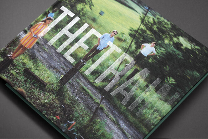 Couverture du livre de l’exposition « The Train » par la designer graphique Agnès Dahan (éditions Textuel).