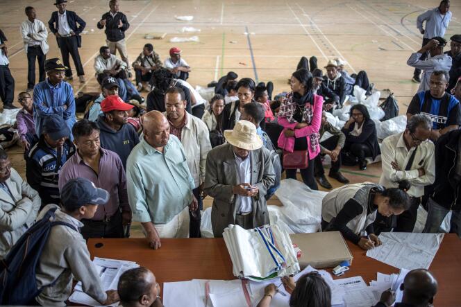 Décompte des bulletins de l’élection présidentielle malgache au stade de Mahamasina, à Antanarivo, le 8 novembre 2018.