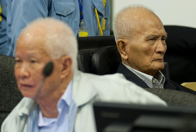 Les ex-leaders khmers rouges, Khieu Samphan et Nuon Chea (à droite) lors de leur comparution, à Phnom Penh, le 31 octobre.