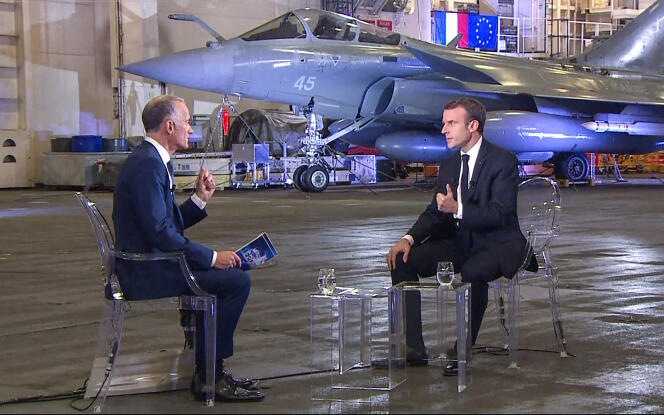 Emmanuel Macron accorde un entretien au journaliste Gilles Bouleau, diffusé sur TF1, depuis le porte-avions « Charles-de-Gaulle », le 14 novembre.