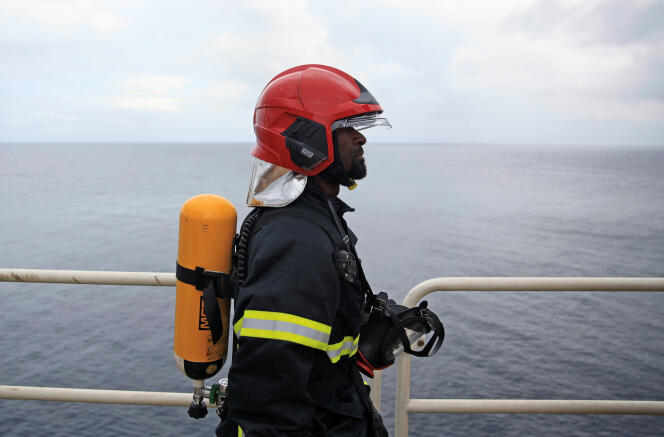 Parmi les 150 membres d’équipage, on trouve des pompiers, mais aussi des ingénieurs spécialisés, des laborantins, des pilotes d’hélicoptère, des matelots, du personnel médical, des responsables d’entretien, des soudeurs… A bord du Kaombo Norte, le 9 novembre.