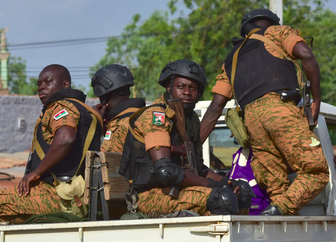 Une patrouille de soldats burkinabés à Ouhigouya, dans le nord du pays, le 30 octobre.