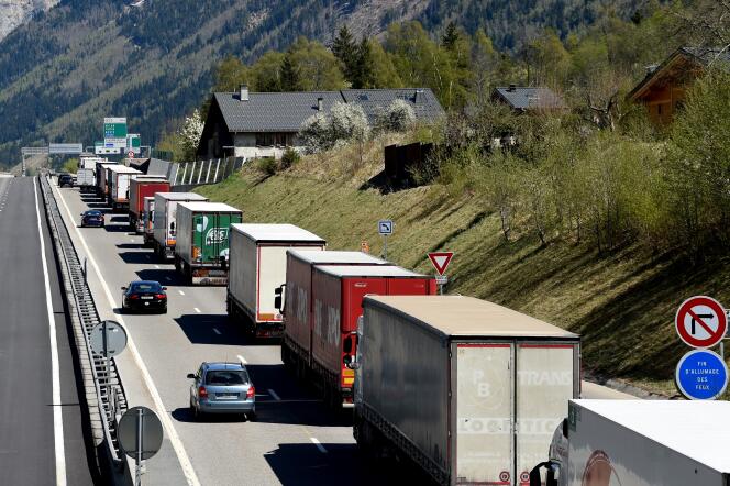 Des camions en direction de l’Italie, à Chamonix, en avril 2017.