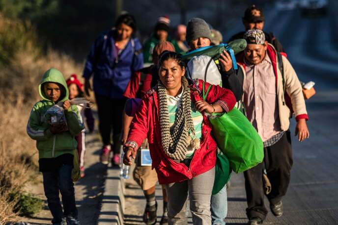 Des migrants arrivant Ã  Tijuana, Ã  la frontiÃ¨re des Etats-Unis, le 15 novembre 2018.