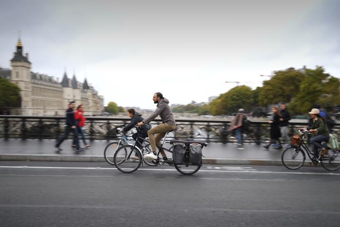 Des cyclistes circulent près du Palais de justice de Paris, lors de la journée sans voiture, en septembre 2018.