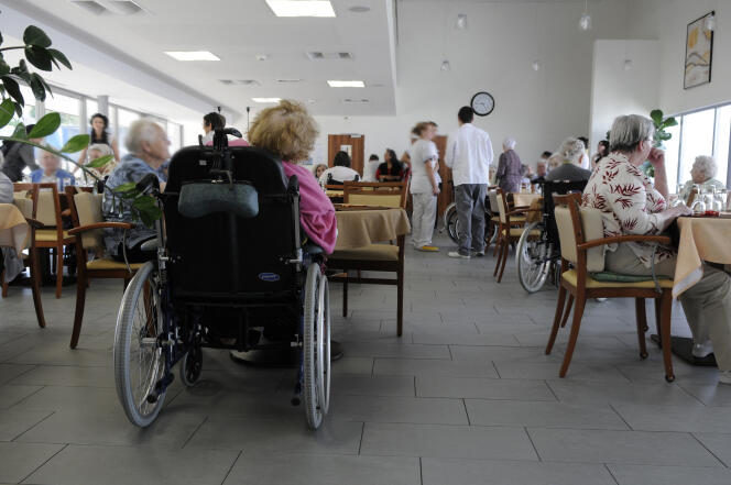 Maison de retraite  à Nantes (Loire-Atlantique) accueillant personnes âgées dépendantes, EHPAD, collation dans la salle à manger.
