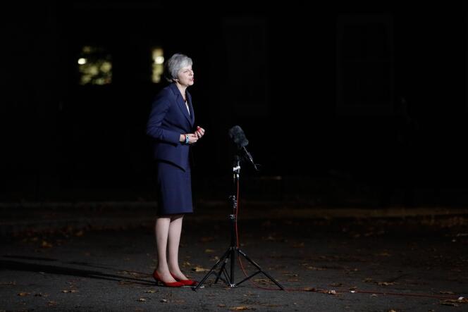 Devant le 10, Downing Street, Theresa May annonce que son gouvernement a validé l’accord de rupture avec l’UE, à Londres, le 14 novembre.