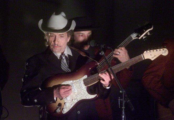 Le chanteur américain Bob Dylan se produit lors de la 44ᵉ cérémonie annuelle des Grammy Awards à Los Angeles, le 27 février 2002.