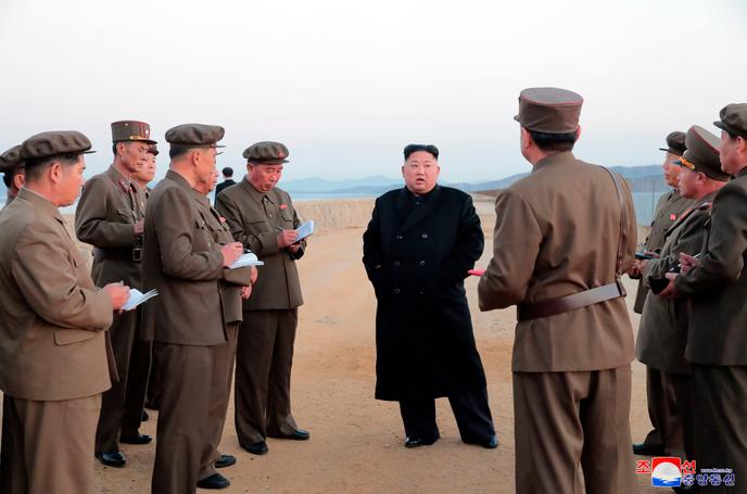 Photo non datée, diffusée le 16 novembre par les autorités nord-coréennes, montrant le dirigeant Kim Jong-un sur un site militaire du pays.