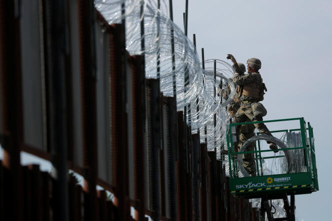 Des marines américains renforcent la barrière avec le Mexique, au poste-frontière San Ysidro de San Diego (Californie), le 15 novembre.