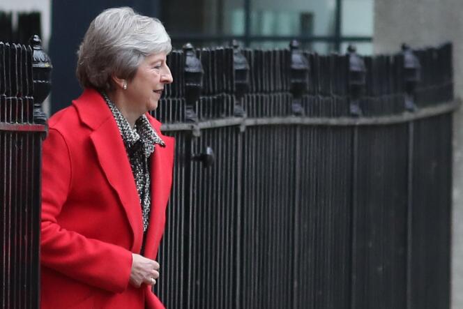 La première ministre Theresa May quitte Downing Street, vendredi 16 novembre.